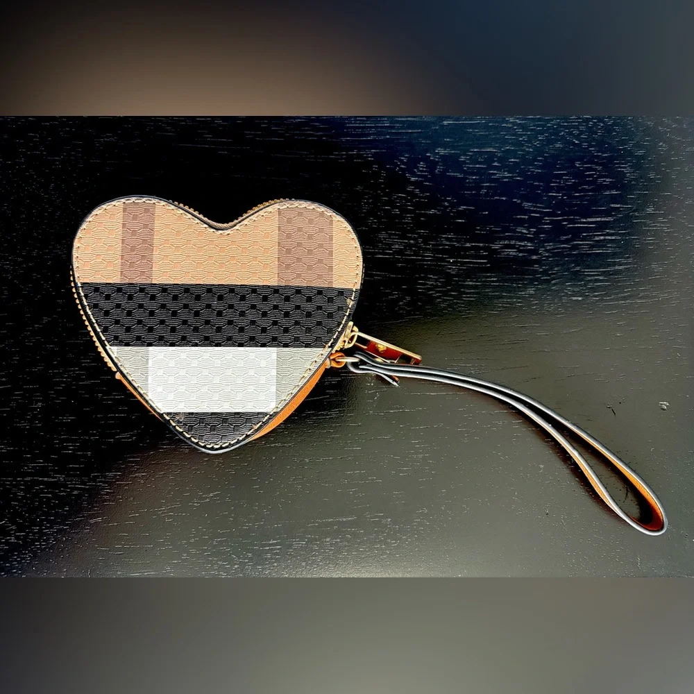 WRISTLET COIN PURSE | Heart-Shaped Plaid Pattern